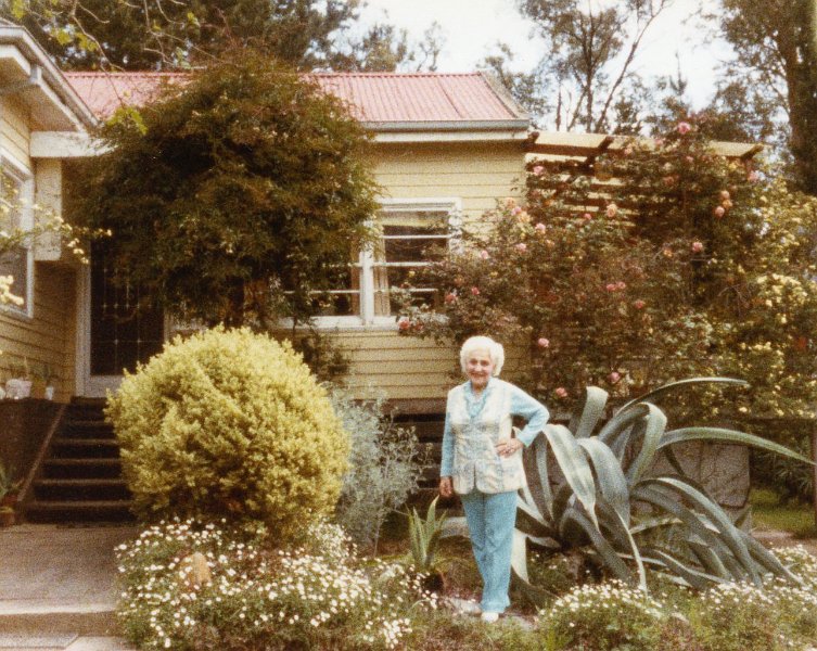 KKE 4703.jpg - Fot. Portret. Ałyszka Mordwinow (Oleńka) – sympatia Edmunda Jarzynowskiego na tle swojego domu, Australia, III 1984 r.